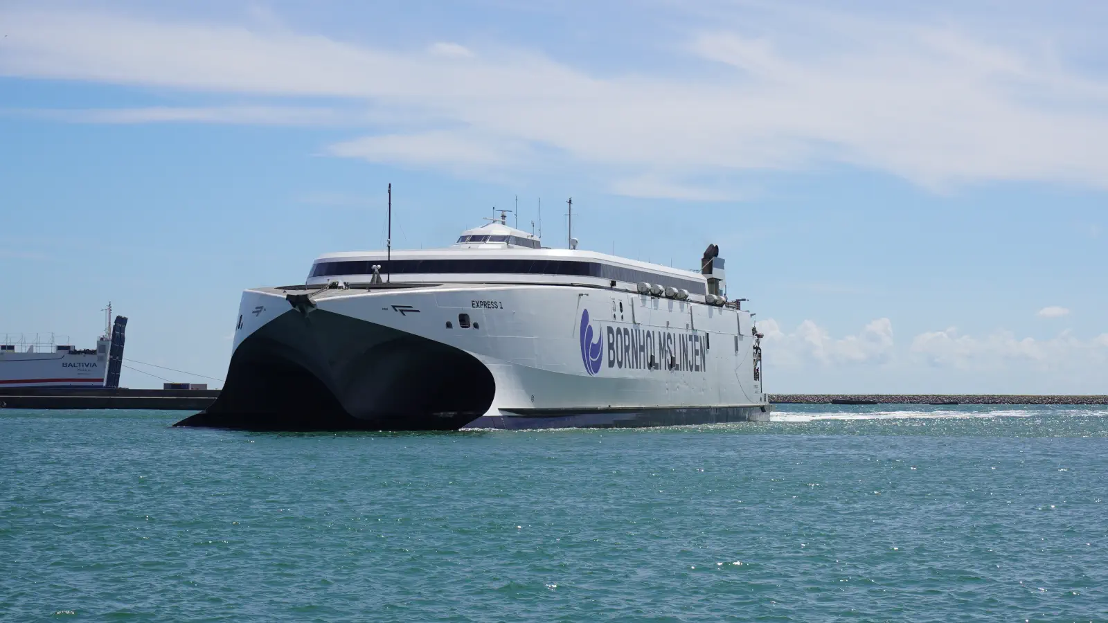 Le Bornholmslinjen Ferry Express 1 à l'entrée du port d'Ystad.