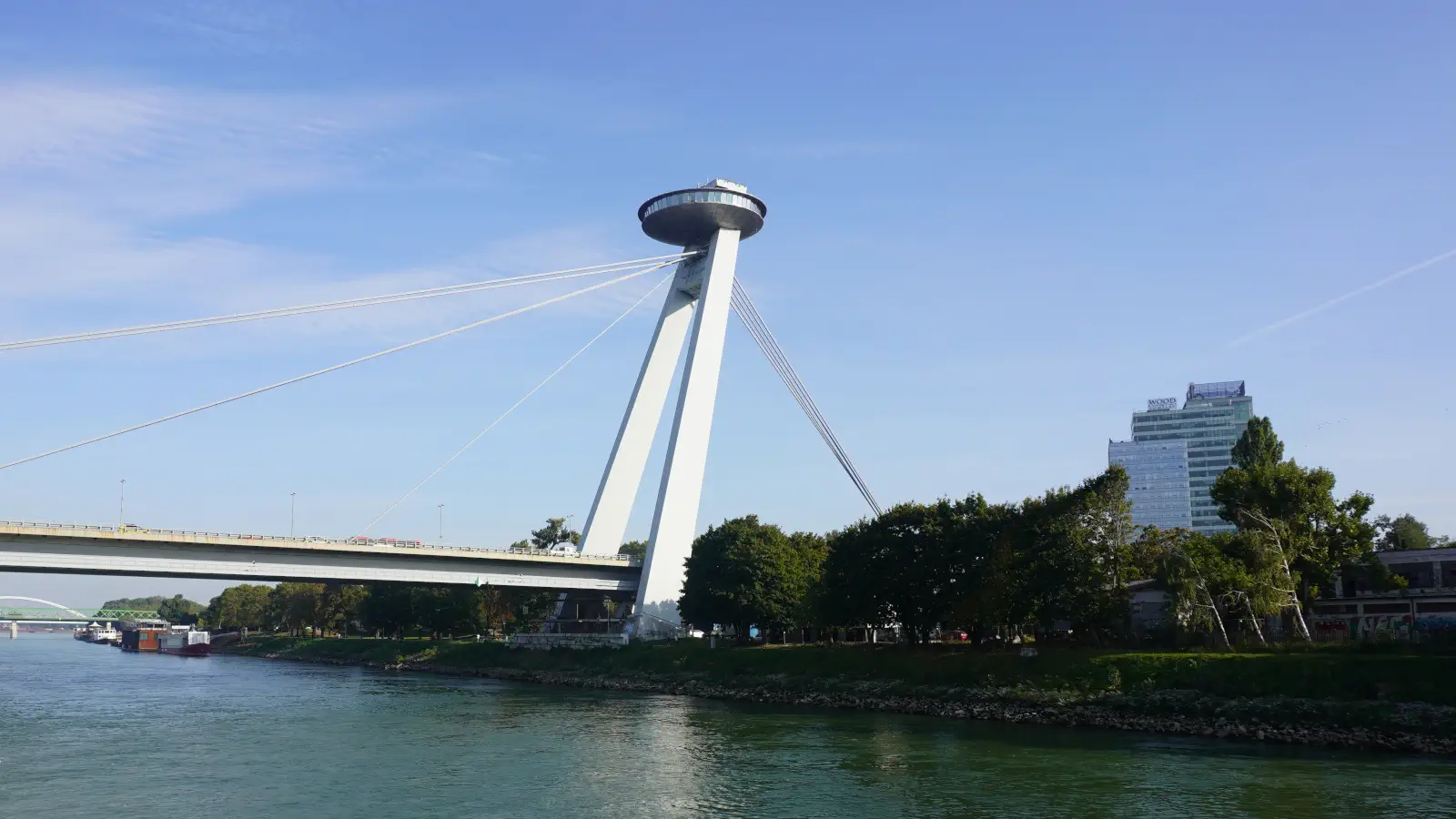 La plateforme d'observation UFO sur le pont du soulèvement national à Bratislava.