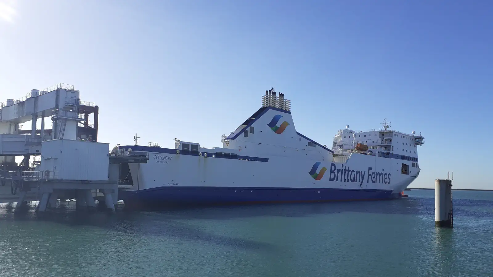 Le Ferry Cotentin de la Brittany Ferries dans le port du Havre.