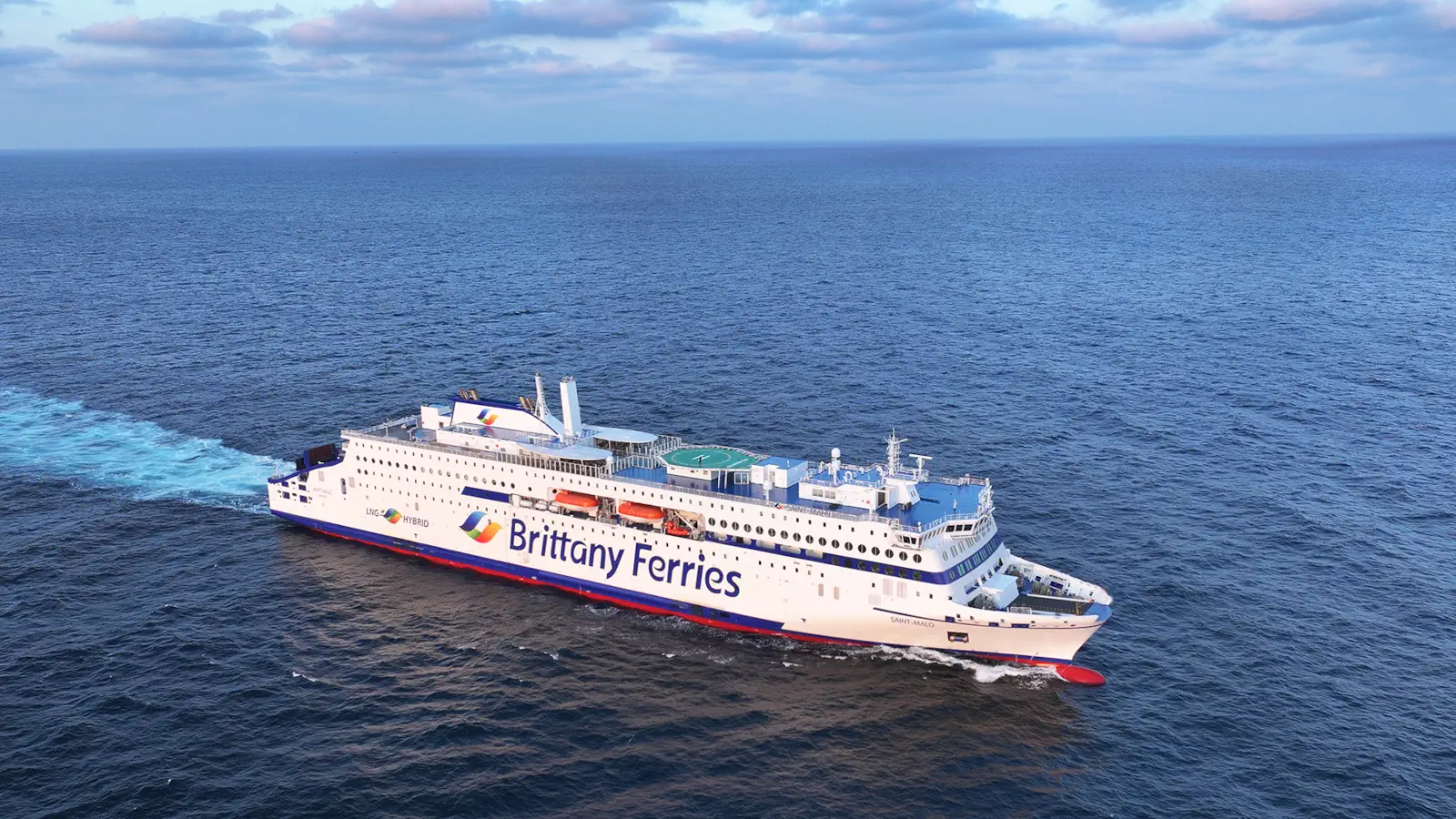 Le nouveau ferry hybride de Brittany Ferries Saint-Malo en mer.
