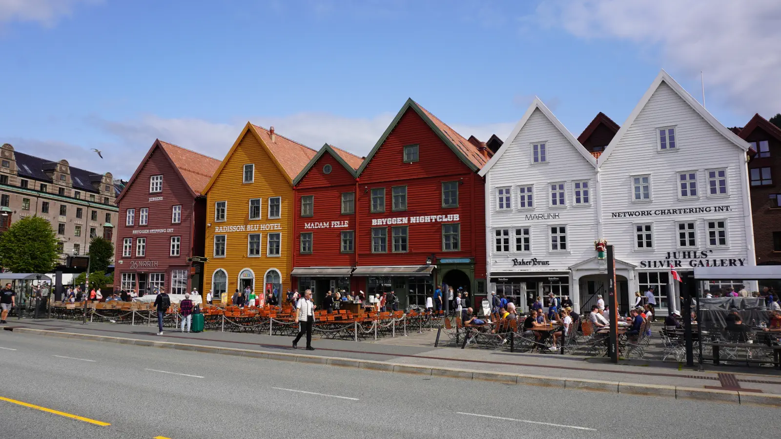 Bryggen à Bergen est un quartier portuaire historique avec des maisons en bois colorées, classé au patrimoine mondial de l'UNESCO et connu pour son histoire hanséatique.