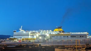 Le terminal de ferry de Corsica Ferries Sardinia Ferries à Savona. En arrière-plan, le ferry Mega Express Four de Corsica Ferries.