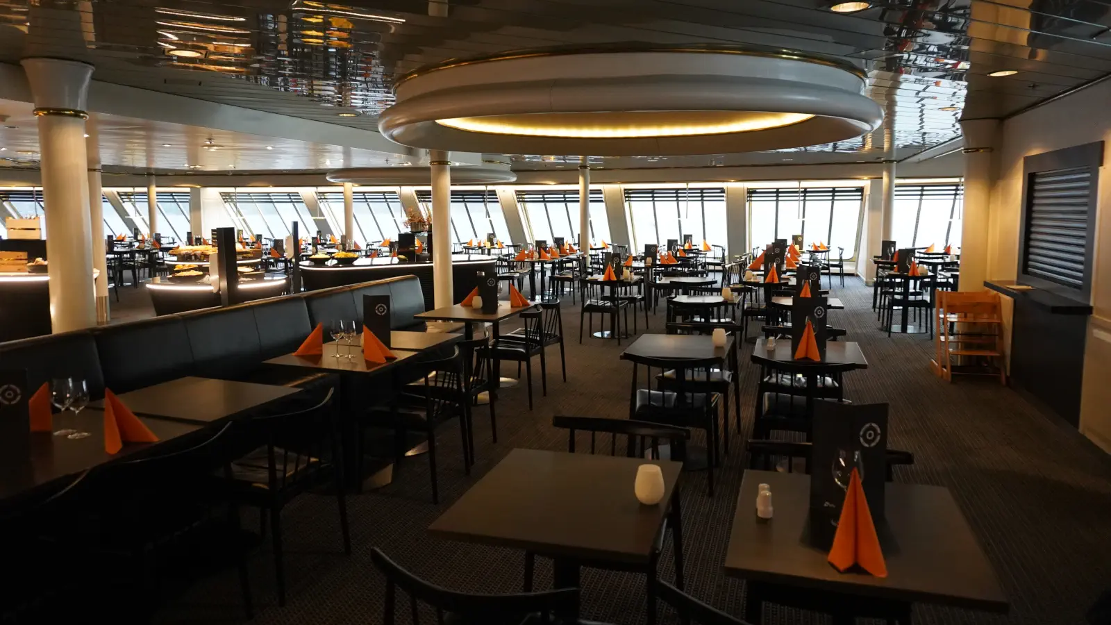 Vue dans le restaurant buffet sur le DFDS Ferry Crown Seaways.