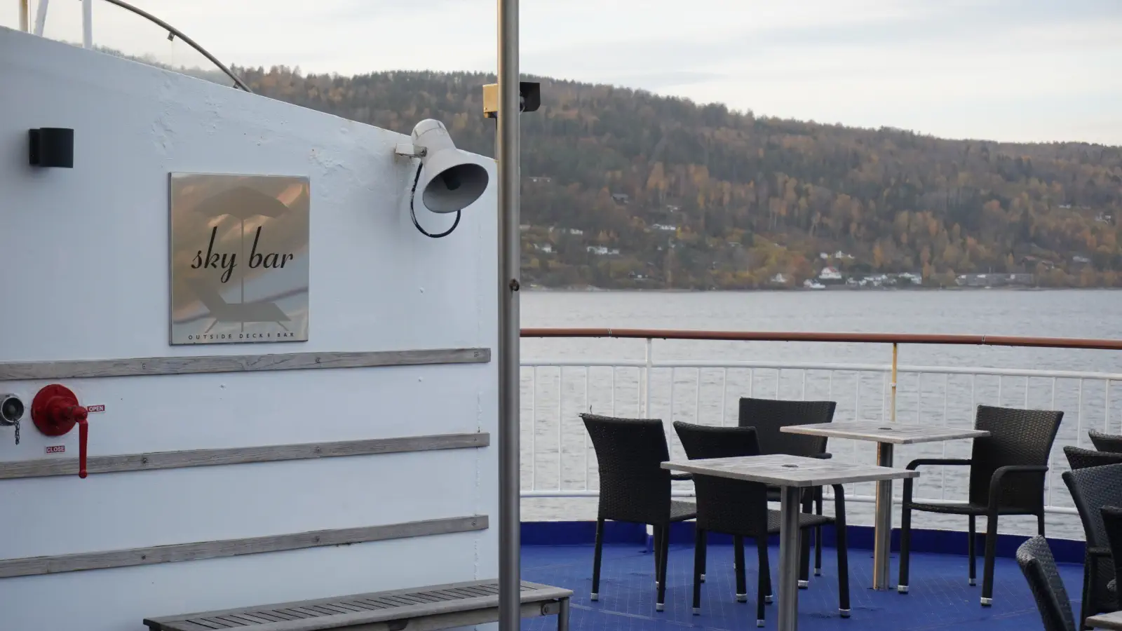 Le Sky Bar à l'arrière du DFDS Crown Seaways. Ici, tu peux te faire plaisir et profiter de la vue sur la mer.