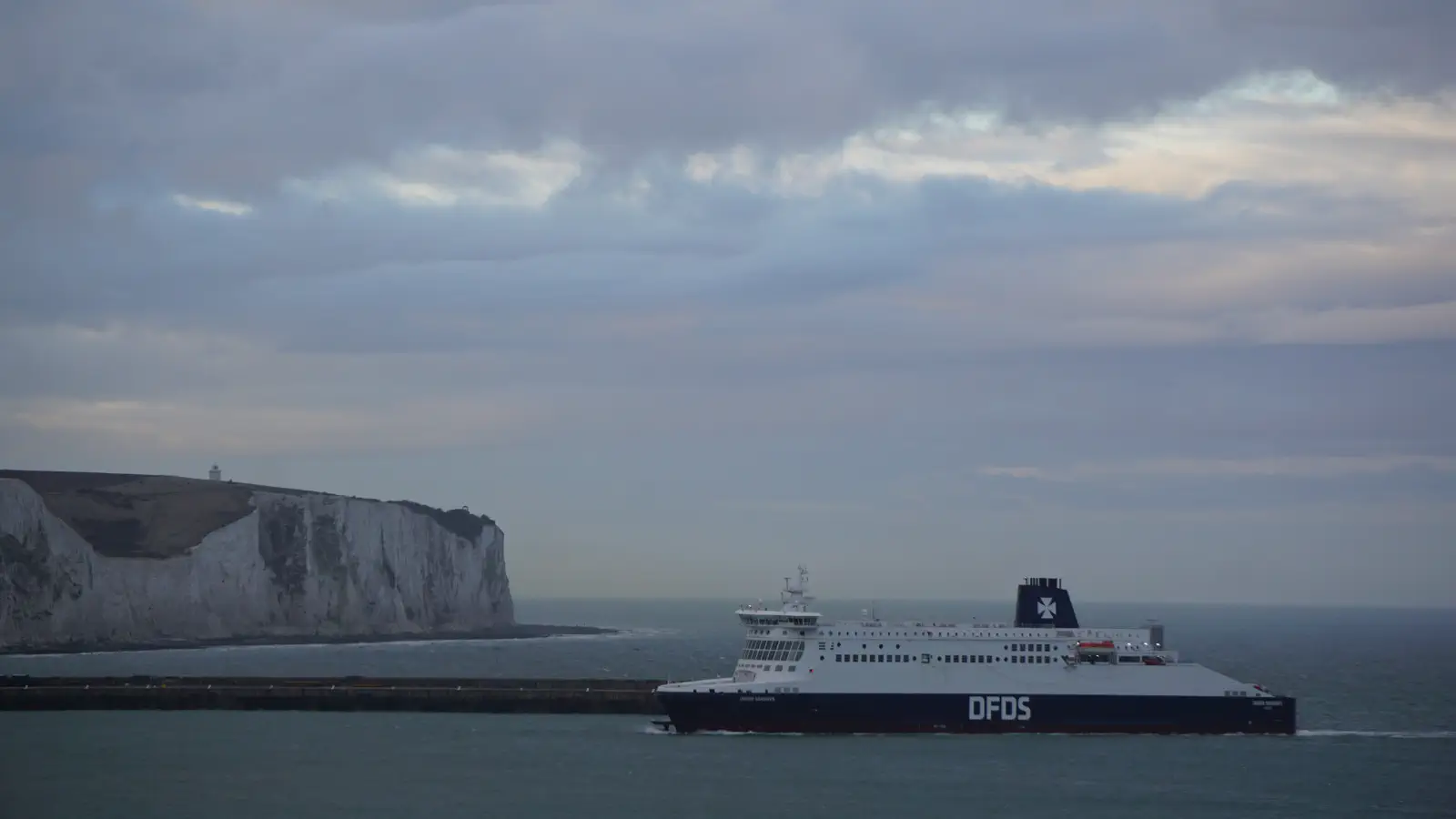 Le DFDS Ferry Dover Seaways à l'entrée du port de ferry de Douvres.