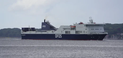 Le DFDS-Ferry Victoria Seaways en train d'entrer dans le port de Kiel.