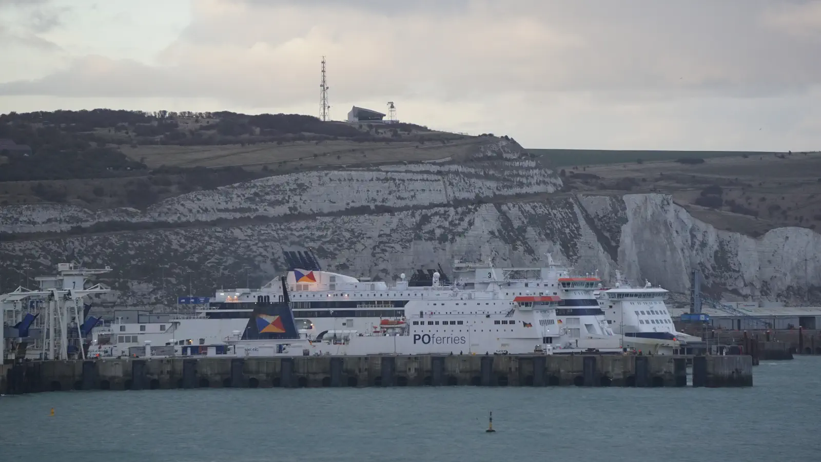 Fähren von DFDS und P&O Ferries im Fährhafen von Dover.