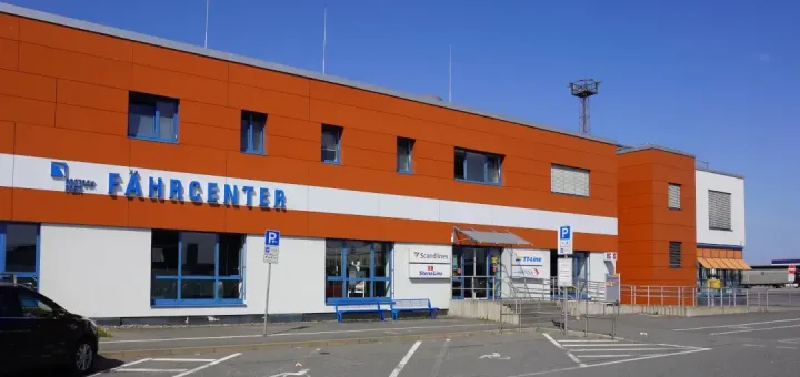 Le centre de ferry dans le port de Rostock. Ici, tu peux acheter des billets de ferry ou prendre un petit en-cas.