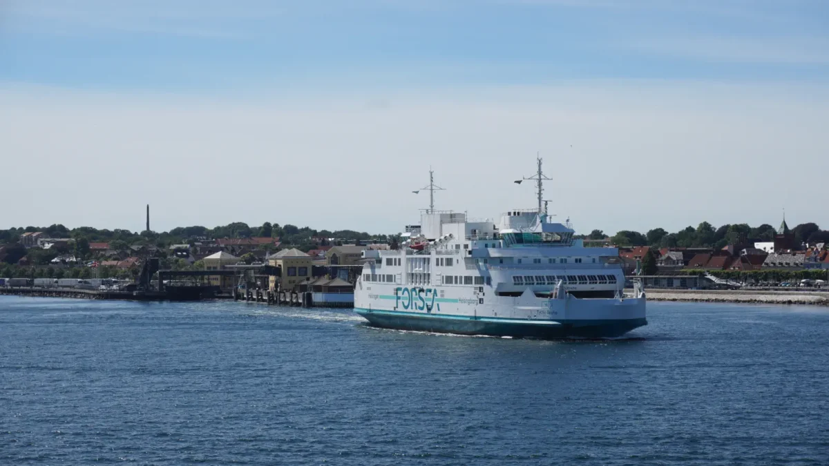 Le Ferry Tycho Brahe quitte le port de ferry de Helsingör en direction de Helsingborg en Suède.
