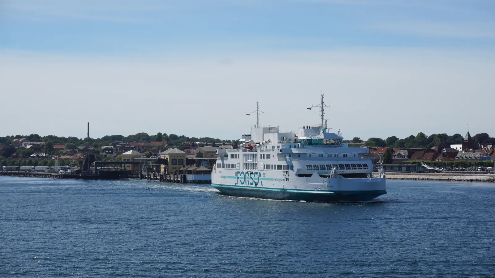 Le Ferry Tycho Brahe quitte le port de ferry de Helsingör en direction de Helsingborg en Suède.