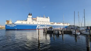 Finnlines Ferry Finntrader entrant dans le port de Travemünde.