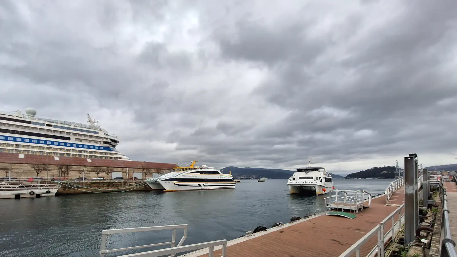 Ferries vers les îles Cies dans le port de Vigo.