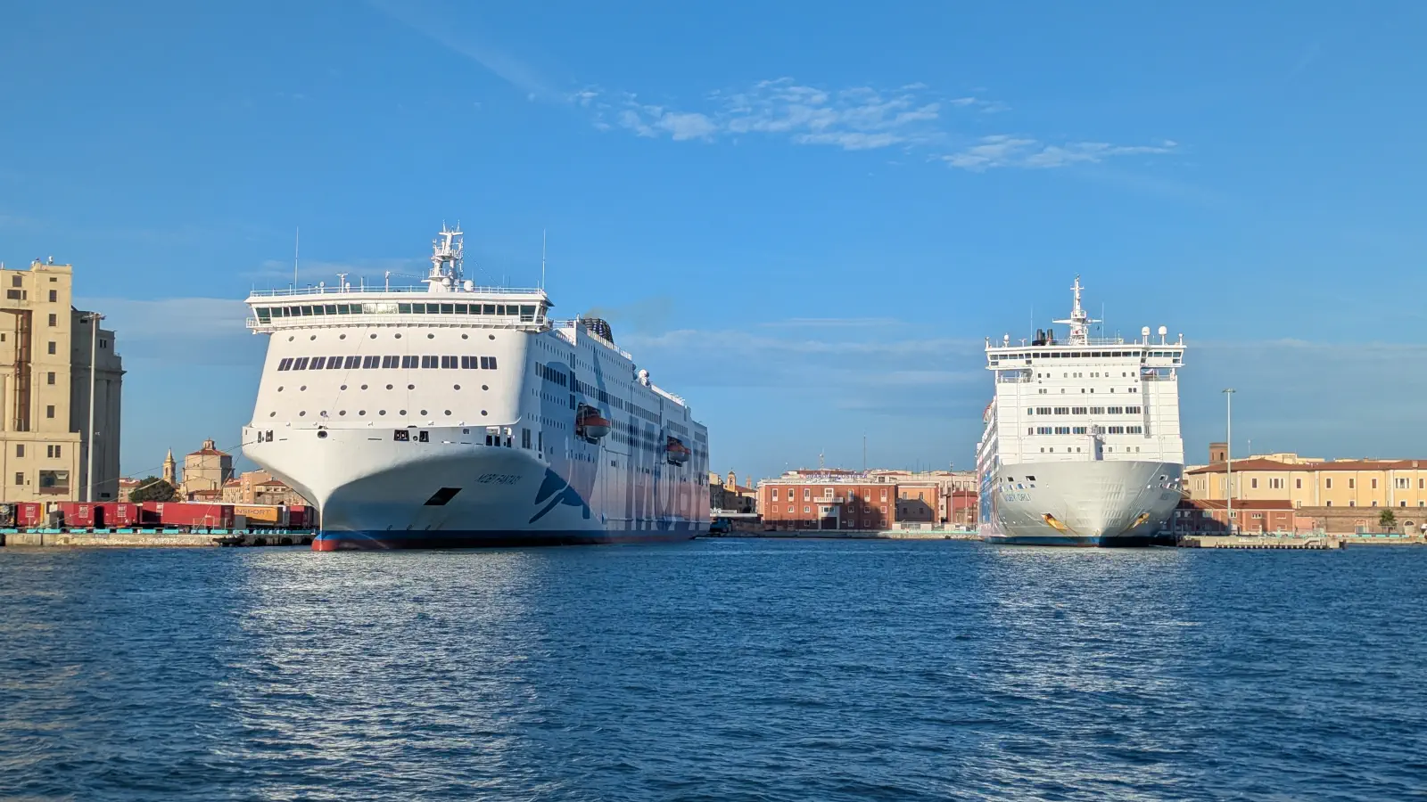 Les ferries Moby Lines Moby Fantasy et Moby Orli au port de Livourne.