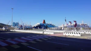 Vue sur les quais des ferries dans le port de Piombino. C'est ici que partent les Ferries pour l'île d'Elbe, la Corse, Pianosa et la Sardaigne.