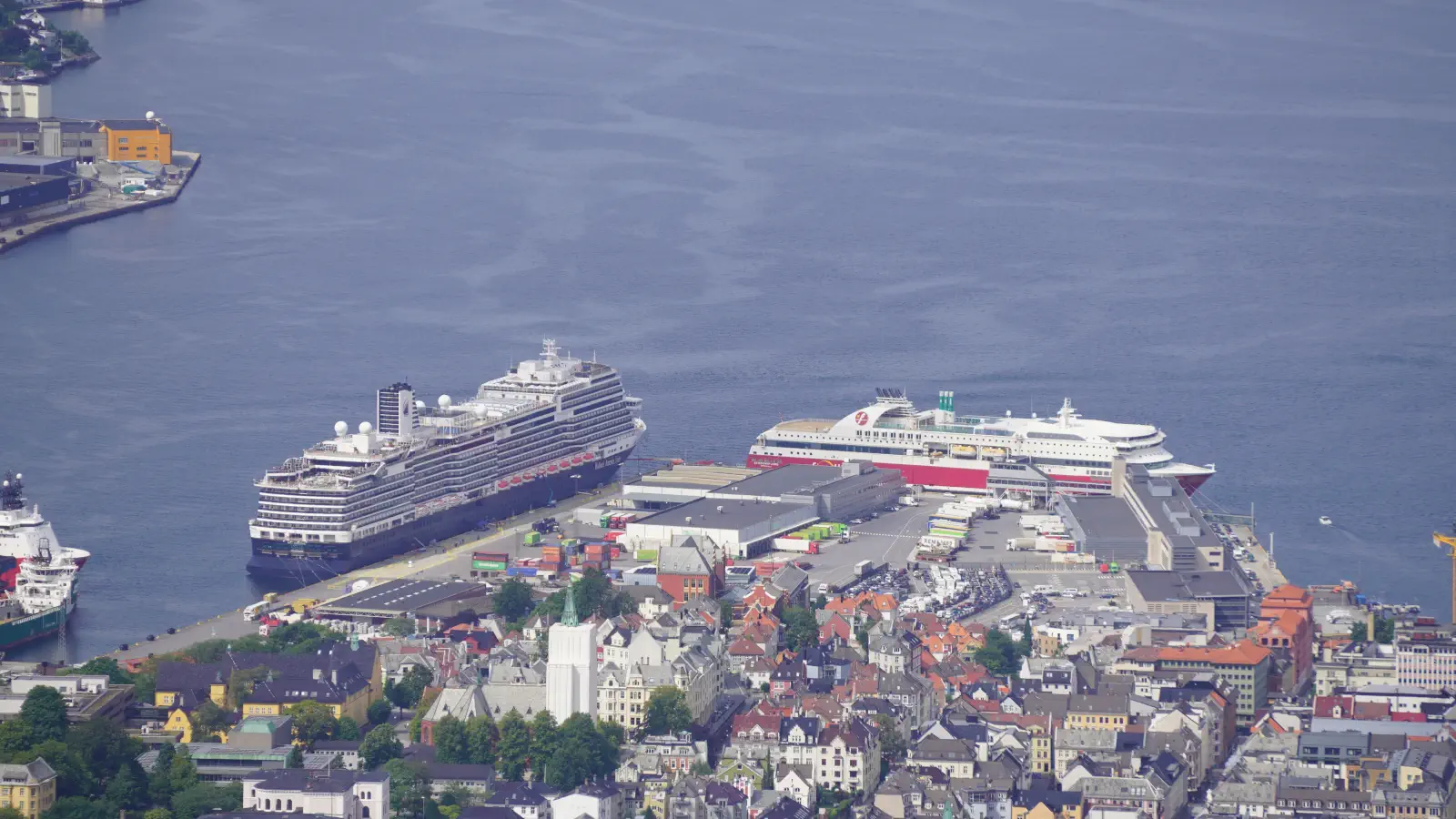 Vue sur le port de ferry et de croisière de Bergen.