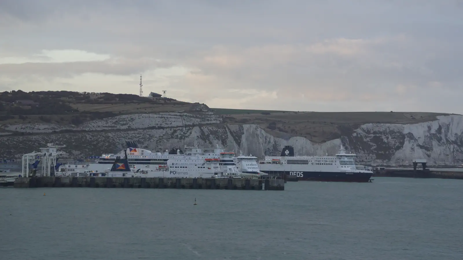 Ferries de DFDS et P&O Ferries dans le port de ferry de Douvres.