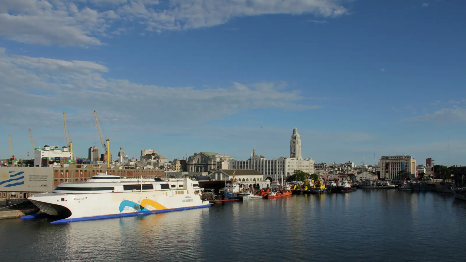 Vue sur le port de ferry de Montevideo avec Ferry Buquebus Francisco.