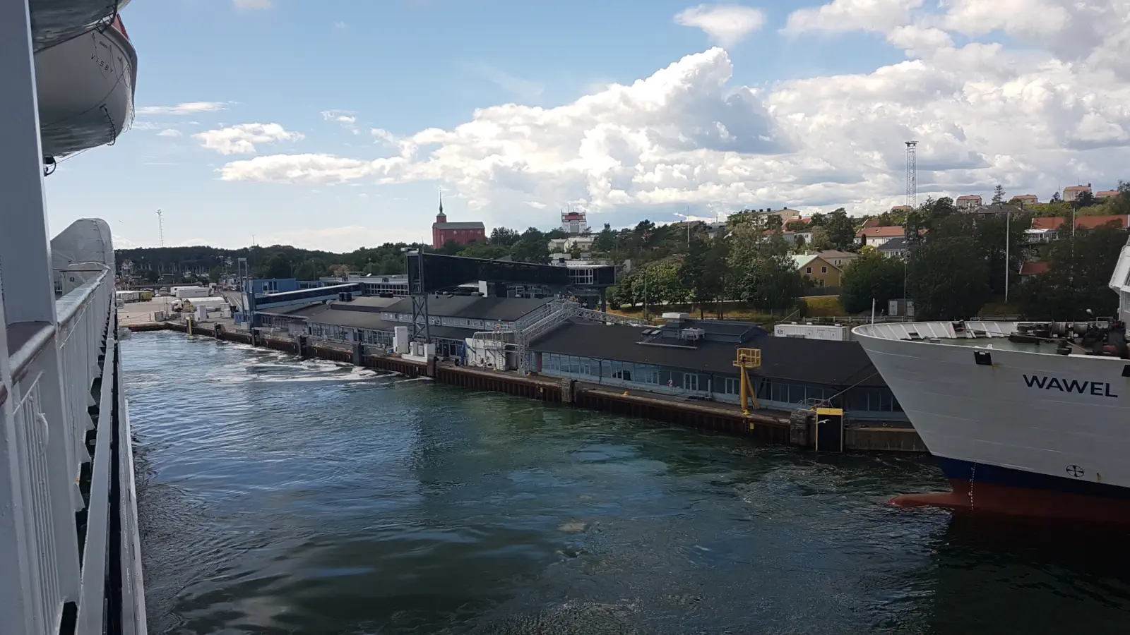 Vue du côté de l'eau sur le port de ferry de Nynashamn.