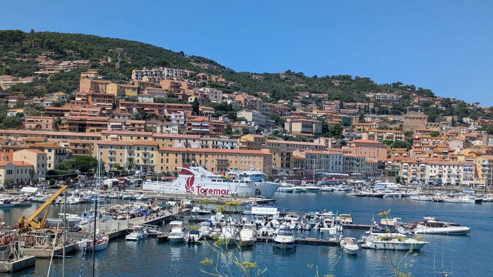 Vue sur le port de Porto Santo Stefano en Italie.