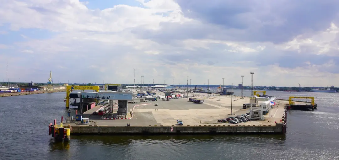 Vue sur le port de Rostock avec tous les quais des ferries