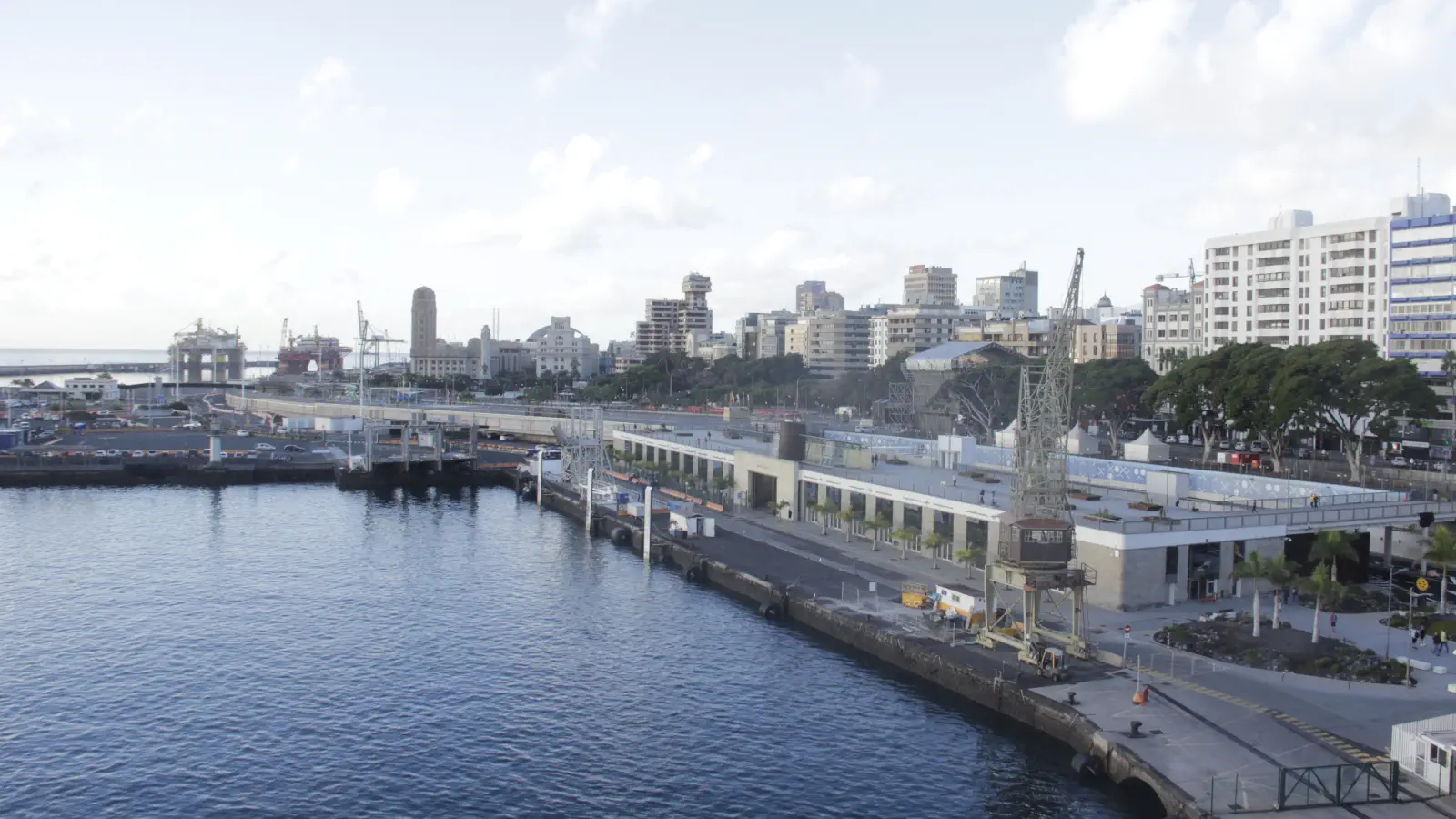 Vue sur le port de ferry de Santa Cruz de Tenerife dans les îles Canaries.