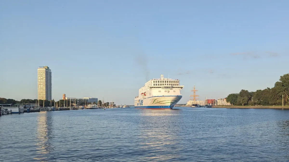 L'entrée du port de Travemünde avec le Ferry Peter Pan qui arrive TT-Line.