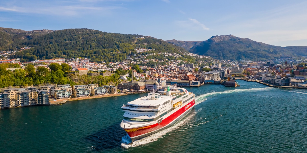 Le Fjord Line Ferry MS Bergensfjord part de Hirtshals et passe par Kristiansand et Stavanger pour arriver à Bergen.