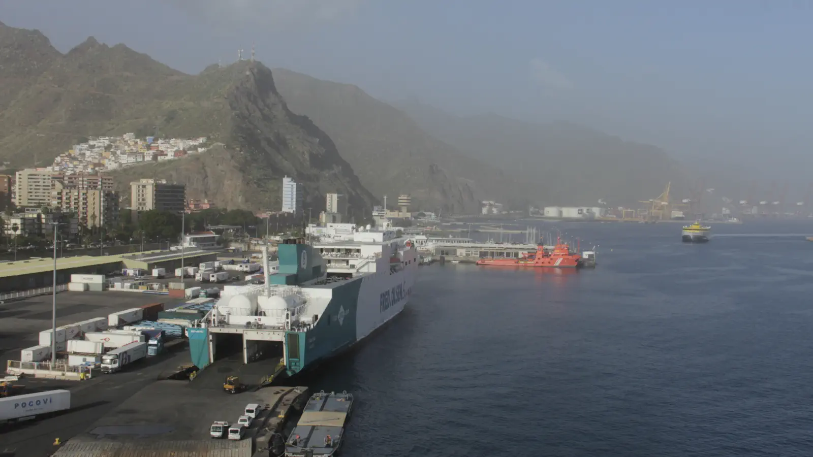 Le Ferry Marie Curie, de Balearia à Fred. Olsen, se trouve dans le port de Santa Cruz de Tenerife.