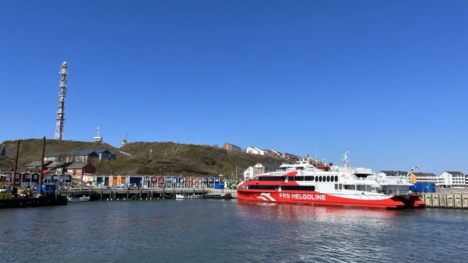 Le Halunder Jet de FRS Helgoline dans le port intérieur de Helgoland.