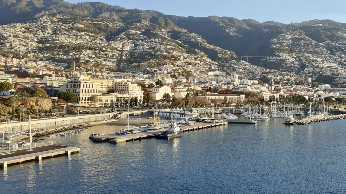 Vue sur la ville portuaire de Funchal sur l'île de Madère.