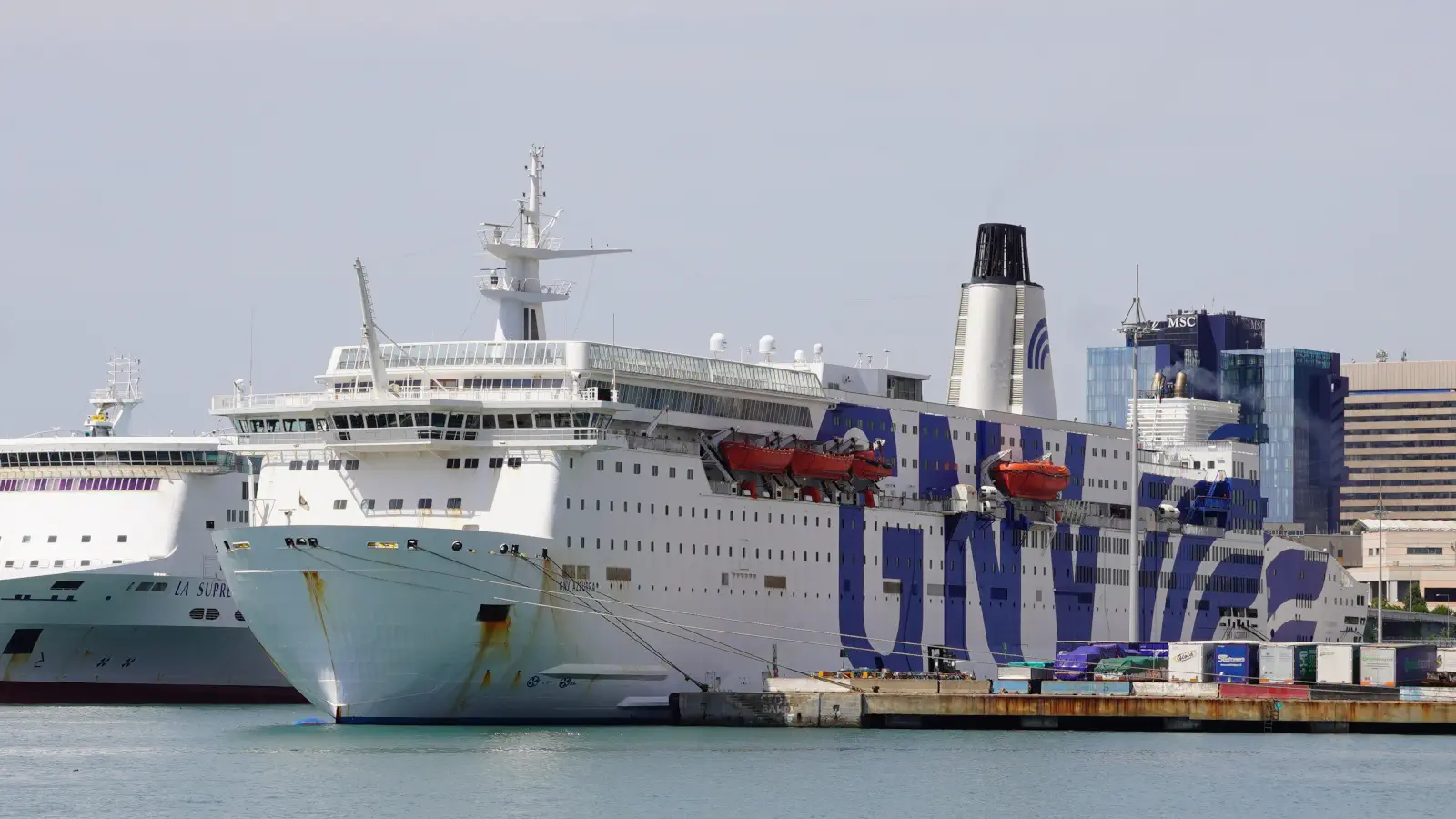 Le ferry GNV Azzurra dans le port de Gênes.