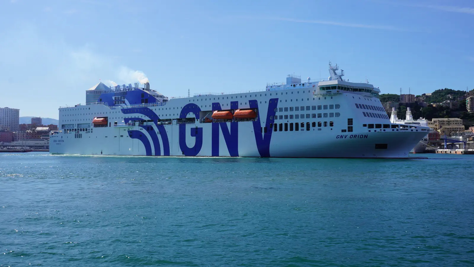 Le nouveau ferry GNV Orion accoste dans le port de Gênes.