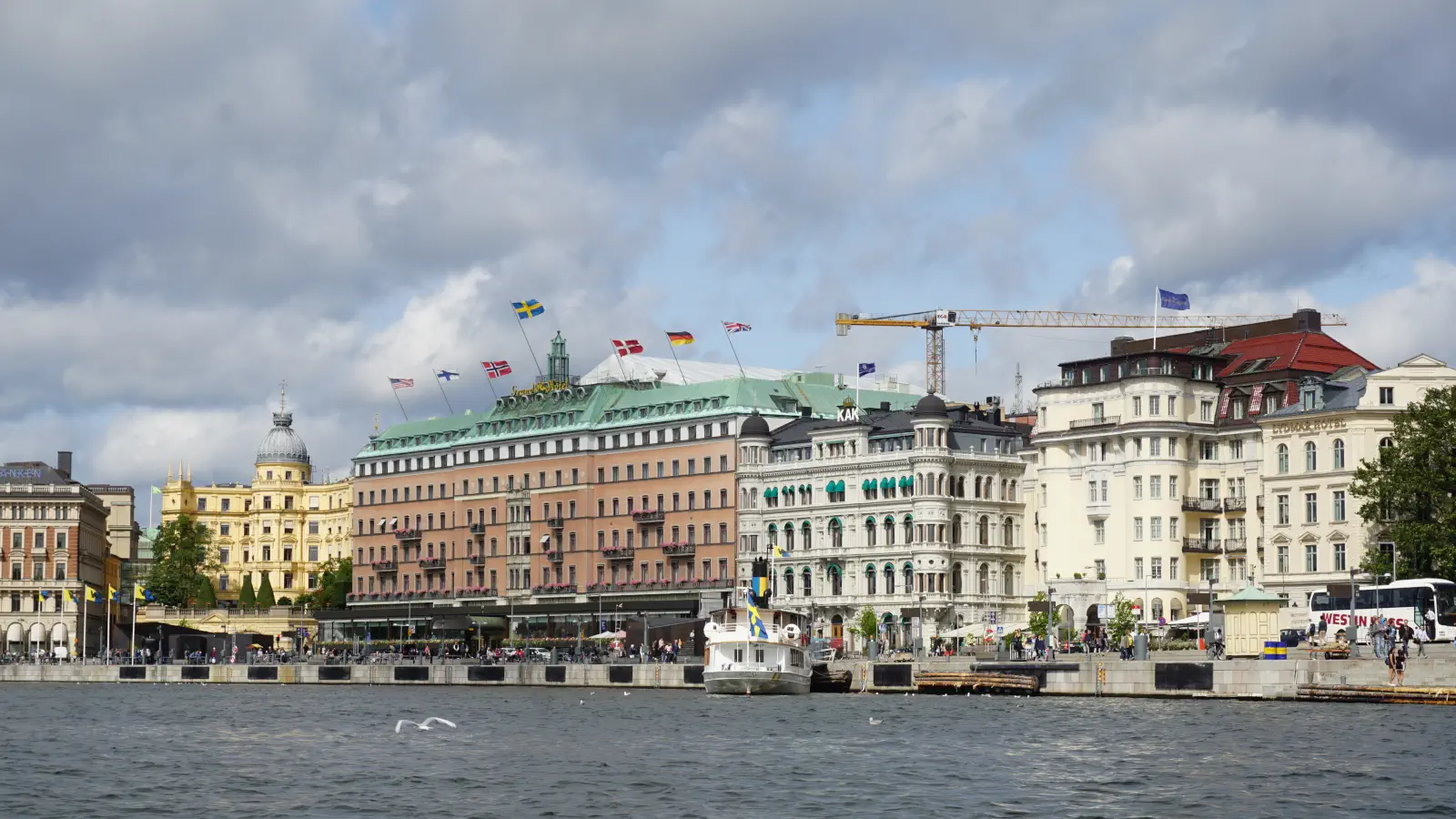 Vue sur le Grand Hôtel Stockholm et la banque commerciale suédoise.