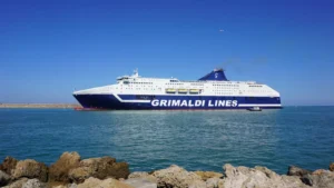 Grimaldi Lines Le ferry MV Cruise Sardegna de Grimaldi Lines navigue entre Livourne et Olbia sur l'île de Sardaigne.
