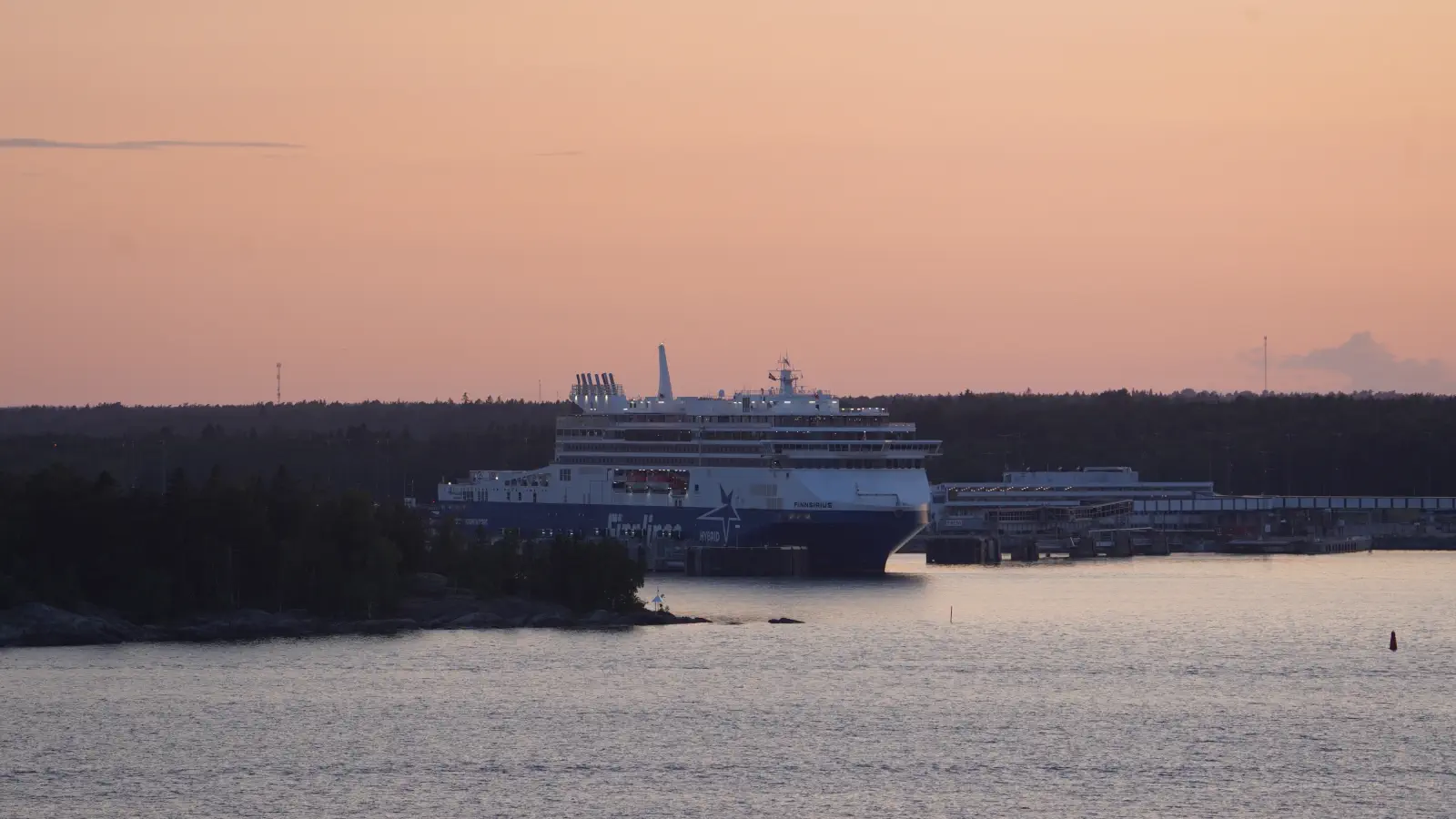 Le Finnlines Ferry Finnsirius dans le port de Kapellskär.