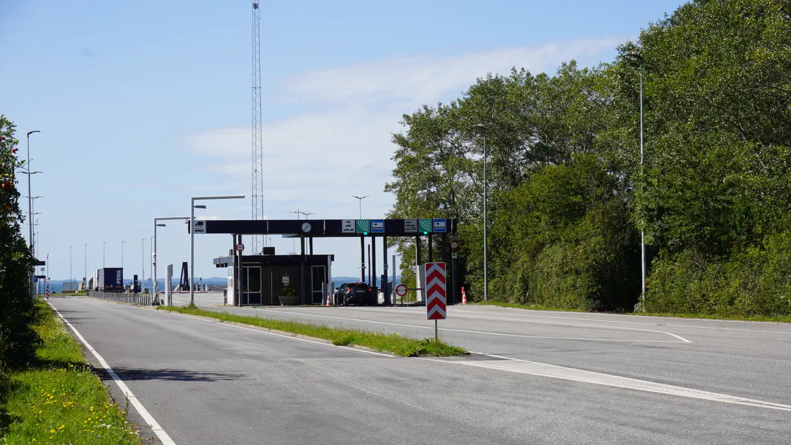 La zone d'enregistrement à Tårs. C'est ici que tu t'enregistres avec ton véhicule pour Ferry à Spodsbjerg. 