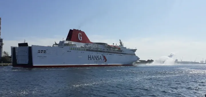 Le MS Drotten de Hansa Destinations arrive dans le port de Rostock.