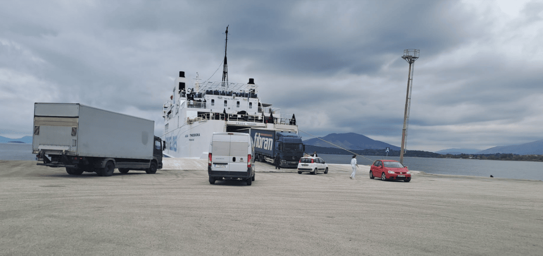 Le Ferry Agia Theodora de Kerkyra Lines dans le port d'Igoumenitsa avant le départ pour Corfou.