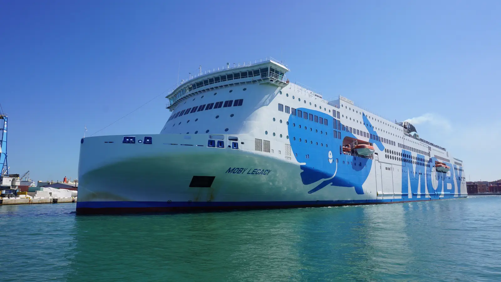 Le ferry Moby Legacy de Moby Lines dans le port de Livourne.