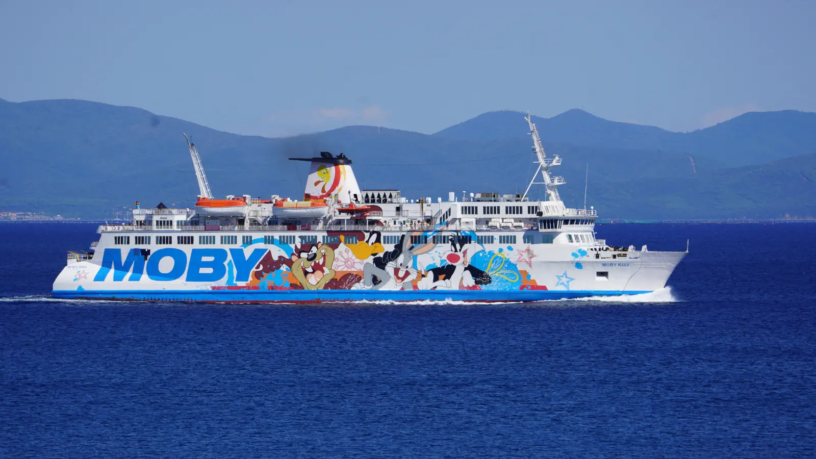 Le ferry de Moby Lines, Moby Kiss, à la sortie du port de Piombino.