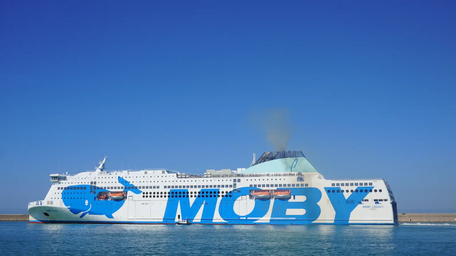 Le ferry Moby Legacy de Moby Lines quitte le port de Livourne en direction d'Olbia en Sardaigne.