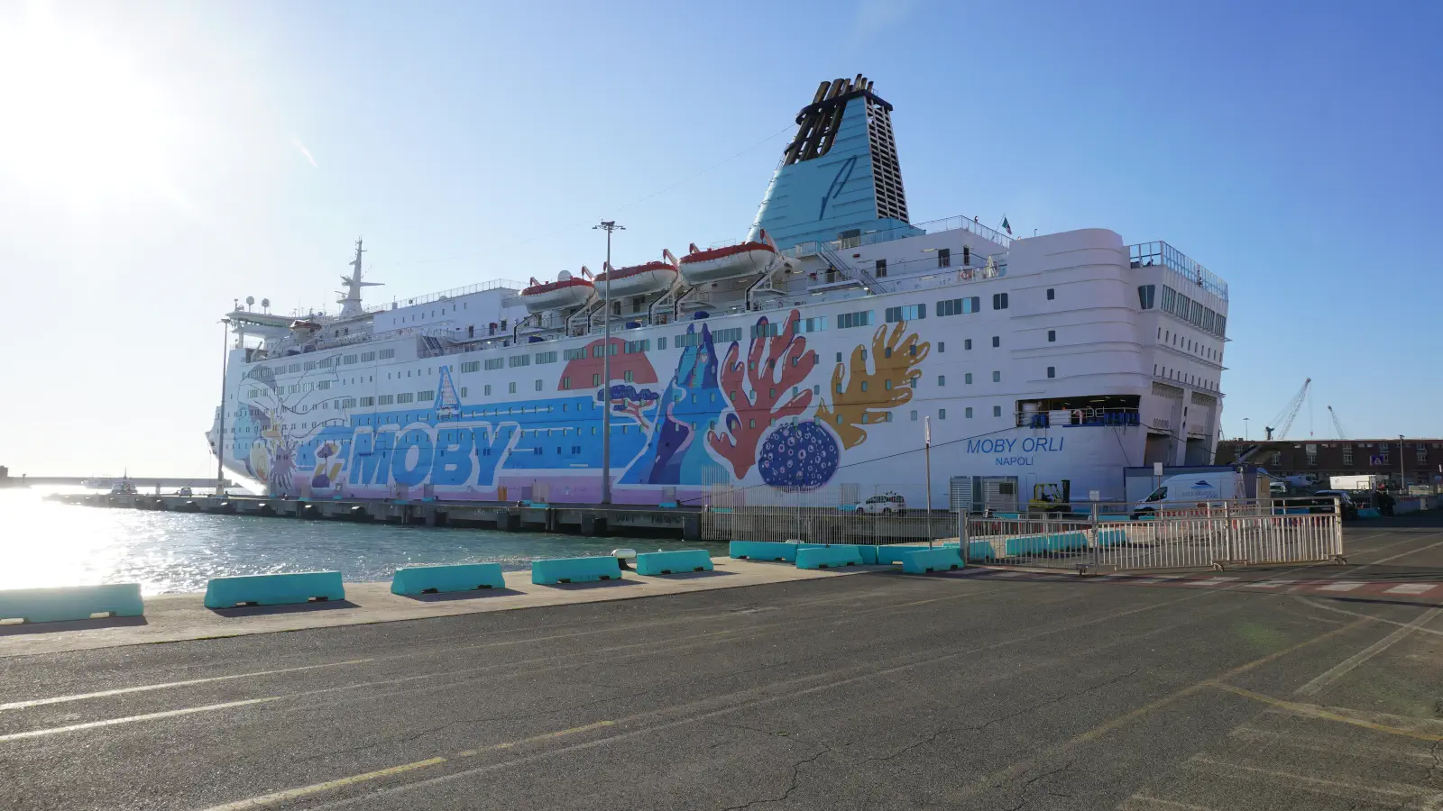Le ferry Moby Orli de Moby Lines est chargé dans le port de Livourne et part ensuite pour Bastia en Corse.