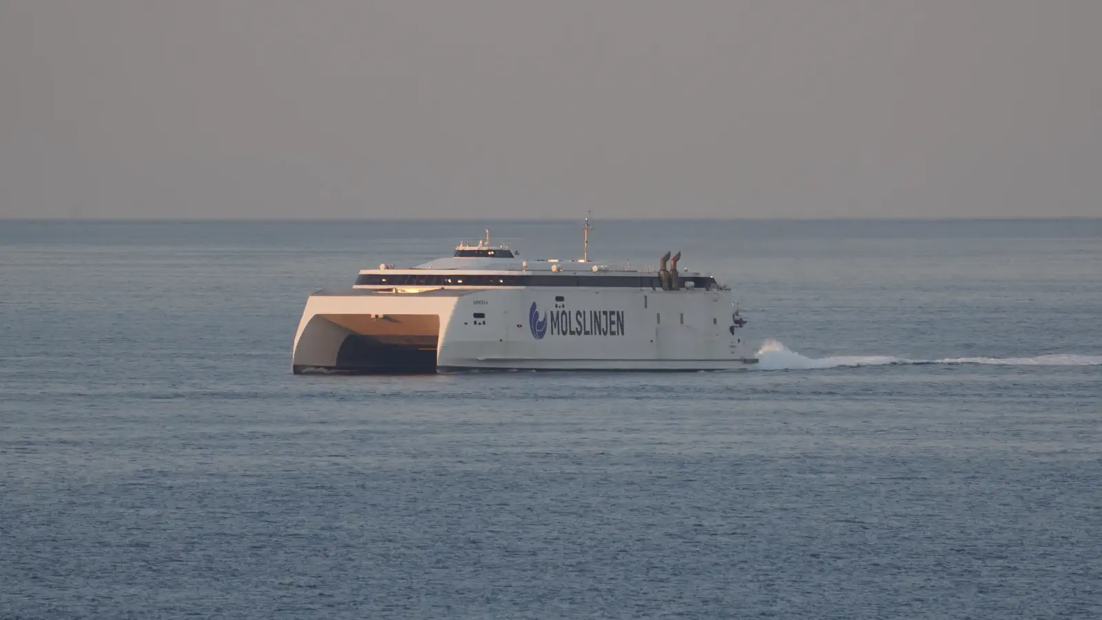 Ferry Molslinjen Express 4 sur le chemin d'Odden à Aarhus.