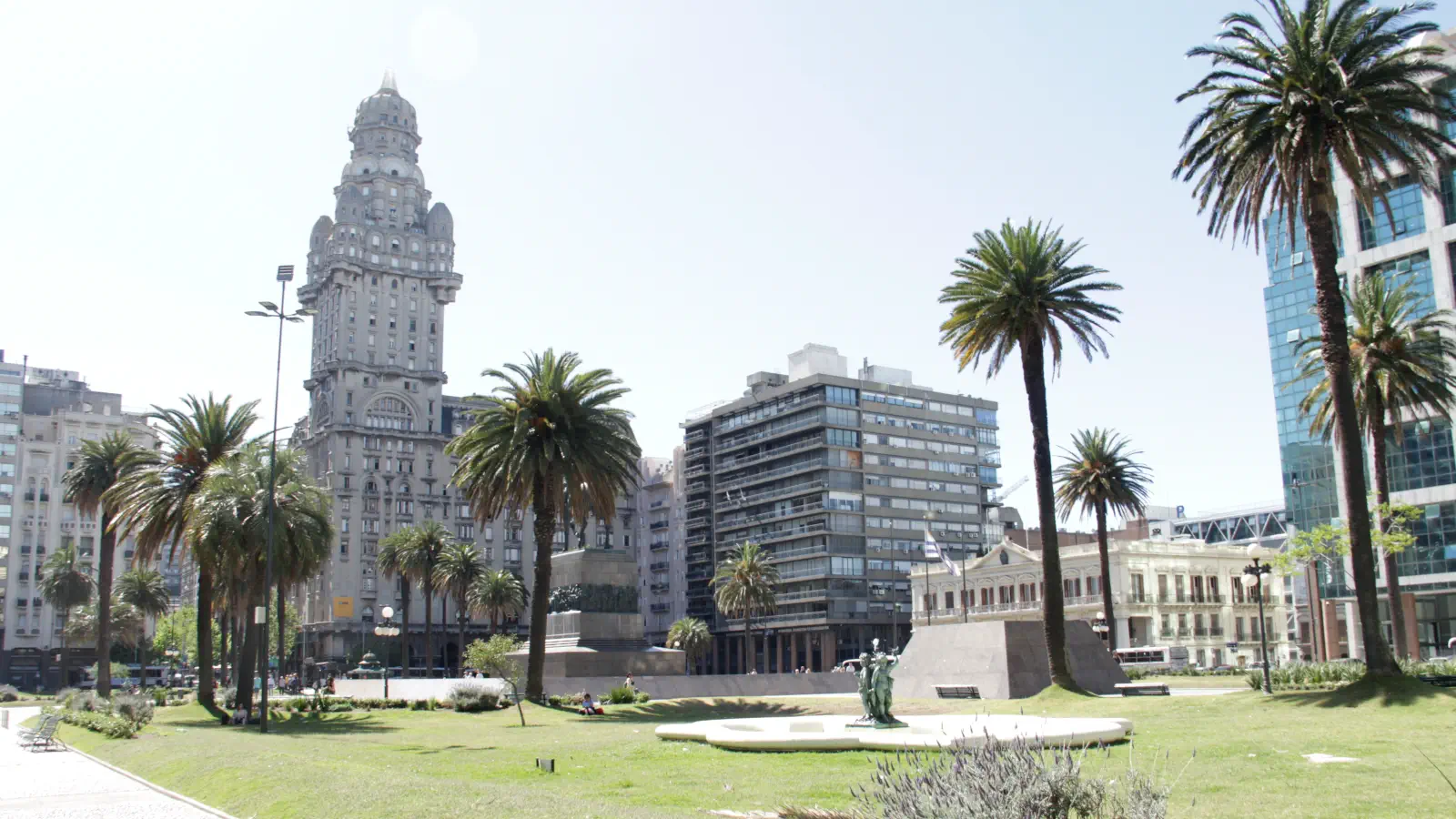 Vue sur la place de l'indépendance à Montevideo.