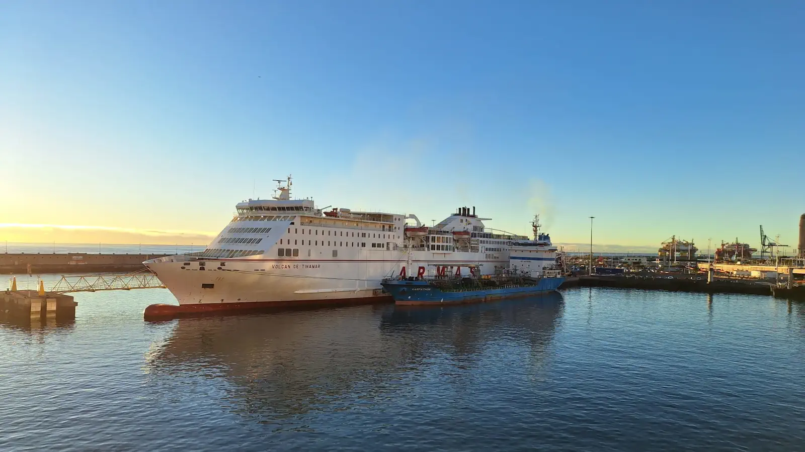 La Naviera Armas Ferry Volcan de Tinamar dans le port de Santa Cruz de Teneraffia aux îles Canaries.
