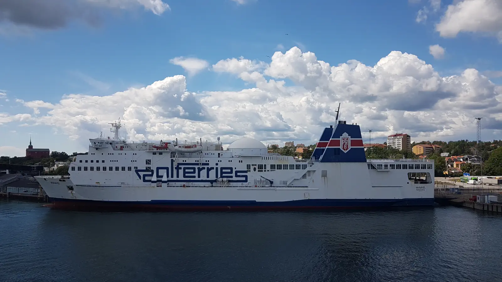 Le Polferries Ferry Wawel est situé à l'embarcadère des ferries dans le port de Nynasham.
