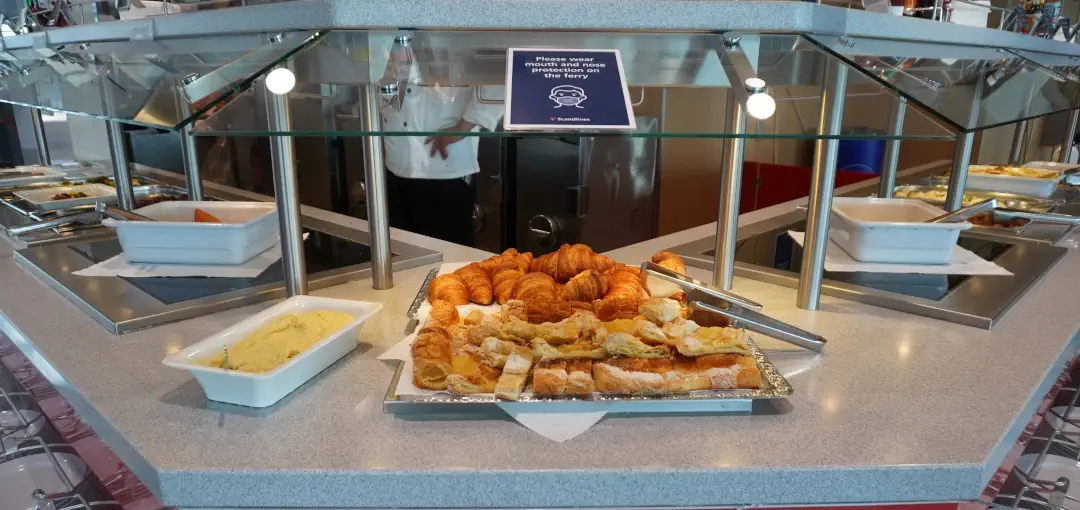 Buffet Scandlines avec pâtisseries et gâteaux
