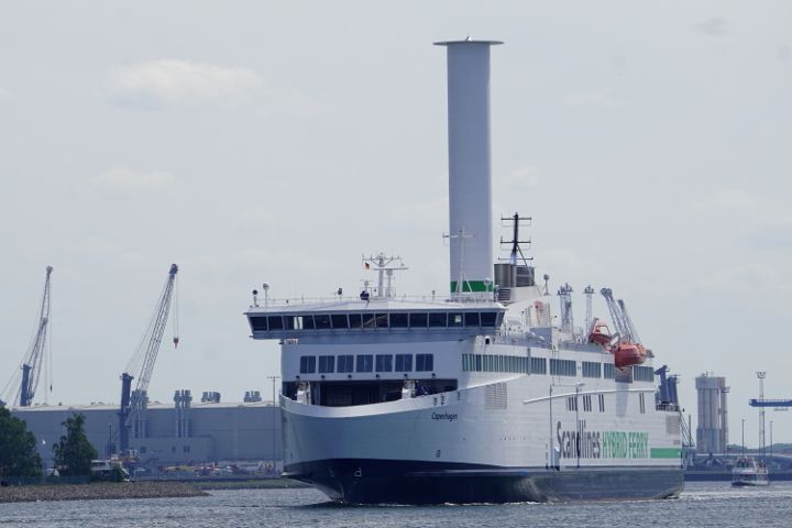 Scandlines Ferry Copenhagen avec une nouvelle voile de rotor en quittant le port de Rostock en direction de Gedser