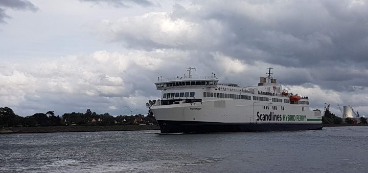 Scandlines Ferry Copenhagen à la sortie du port de Rostock