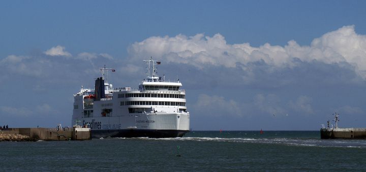 Le Scandlines Ferry Schleswig-Holstein quitte le port de Rödby